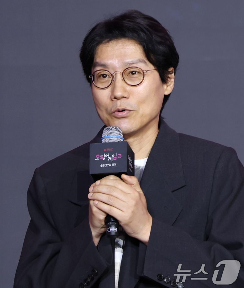 황동혁 감독이 9일 서울 용산구 서울드래곤시티에서 열린 넷플릭스 시리즈 '오징어 게임' 시즌3 제작발표회에서 인사말을 하고 있다. '오징어 게임' 시즌3은 자신만의 목적을 품고 다시 참가한 게임에서 가장 친한 친구를 잃고 만 ‘기훈’과, 정체를 숨긴 채 게임에 숨어들었던 프론트맨, 그리고 그 잔인한 게임 속에서 살아남은 참가자들의 마지막 운명을 그린 이야기​다. 2025.6.9/뉴스1 ⓒ News1 권현진 기자