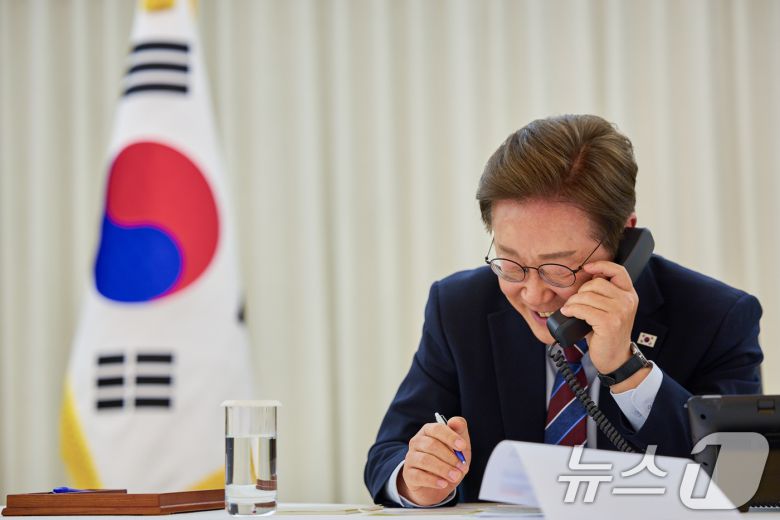 이재명 대통령이 6일 한남동 관저에서 도널드 트럼프 미국 대통령과 전화 통화를 하고 있다. (대통령실 제공. 재판매 및 DB 금지) 2025.6.6/뉴스1 ⓒ News1 허경 기자