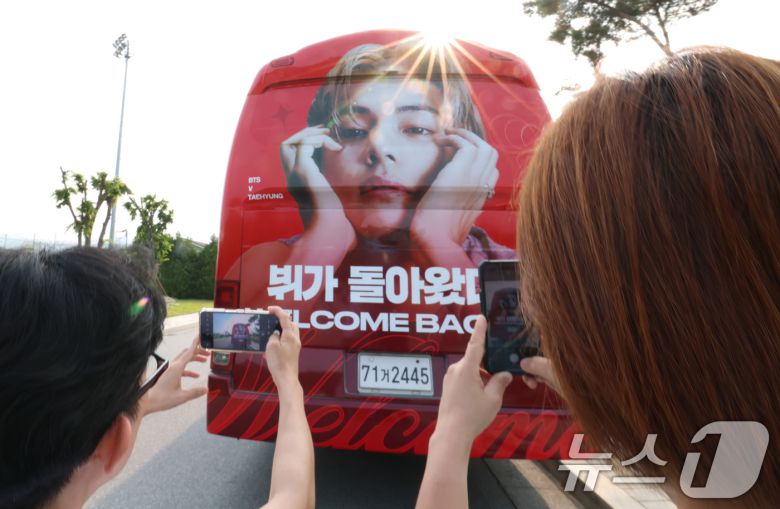 방탄소년단(BTS)의 RM(김남준, 30)과 뷔(김태형, 29)가 제대하는 10일 오전 강원도 춘천시 신북읍 체육공원 축구장에 뷔를 응원하는 래핑버스가 주차돼 있다. ⓒ News1 권현진 기자