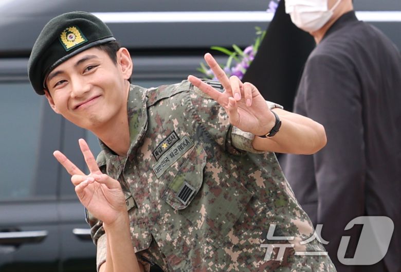 방탄소년단(BTS)의 뷔(김태형, 29)가 10일 오전 강원도 춘천시 신북읍 체육공원 축구장에서 군 복무를 마친 뒤 전역 시그니처 브이를 그리고 있다. ⓒ News1 권현진 기자