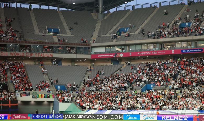 10일 오후 서울 마포구 상암동 서울월드컵경기장에서 열린 2026 국제축구연맹(FIFA) 북중미 월드컵 아시아 3차 예선 B조 10차전 대한민국과 쿠웨이트의 경기를 앞두고 관중석에 빈 자리가 눈에 띈다. 2025.6.10/뉴스1 ⓒ News1 김진환 기자
