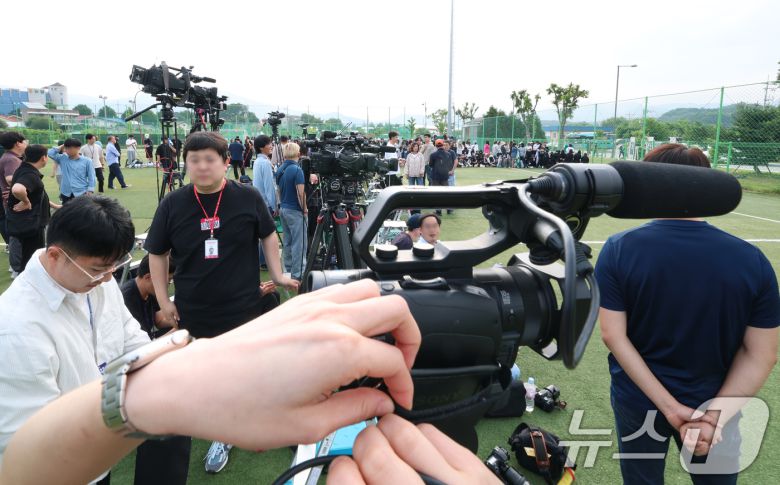 방탄소년단(BTS)의 RM(김남준, 30)과 뷔(김태형, 29)가 제대하는 10일 오전 강원도 춘천시 신북읍 체육공원 축구장에 취재진들이 대기하고 있다.  ⓒ News1 권현진 기자