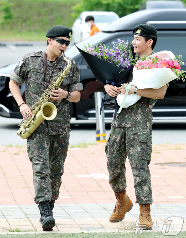 방탄소년단(BTS)의 뷔(김태형, 29)가 10일 오전 강원도 춘천시 신북읍 체육공원 축구장에서 군 복무를 마친 뒤 전역 인사를 하고 있다. 2025.6.10/뉴스1 ⓒ News1 권현진 기자