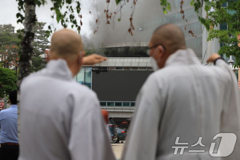 10일 서울 종로구 조계사 불교중앙박물관에서 화재가 발생한 가운데 스님들이 화재 현장을 바라보고 있다. 2025.6.10/뉴스1 ⓒ News1 김진환 기자