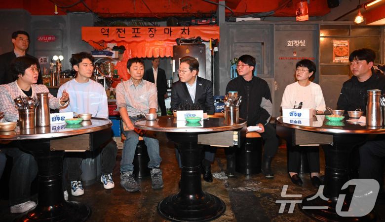 지난달 이재명 당시 더불어민주당 대통령 후보가 서울 종로구 한 음식점에서 열린 '민생시리즈2' 비전형 노동자 간담회에서 노동자들의 발언을 듣고 있다. (공동취재) 2025.5.1/뉴스1 ⓒ News1 이재명 기자