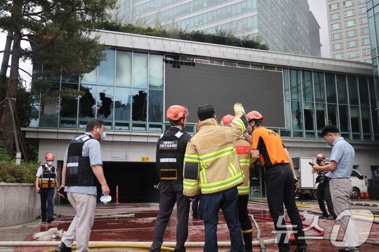 10일 서울 종로구 조계사 옆 불교중앙박물관에서 화재가 발생해 소방관들이 진화작업을 펼치고 있다. 2025.6.10/뉴스1 ⓒ News1 김진환 기자