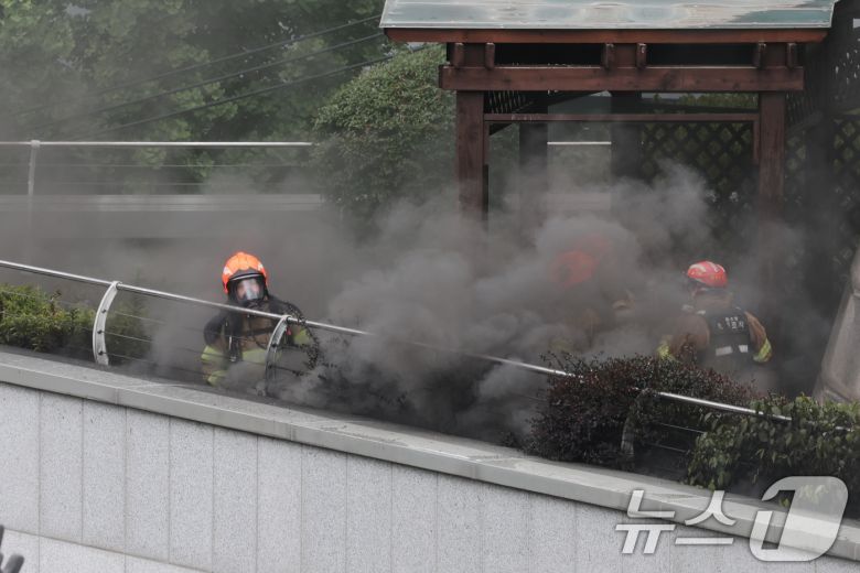 10일 서울 종로구 조계사 옆 불교중앙박물관에서 화재가 발생해 소방관들이 진화작업을 펼치고 있다. 2025.6.10/뉴스1 ⓒ News1 이동해 기자