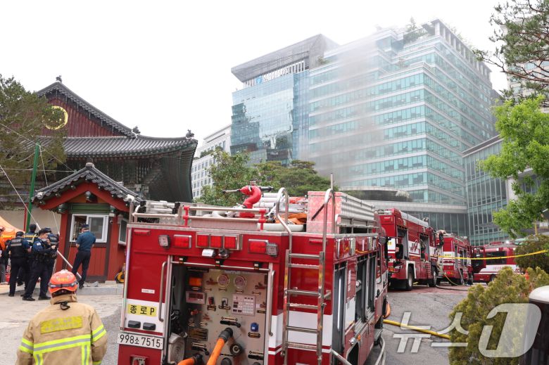 10일 서울 종로구 조계사 옆 불교중앙박물관에서 화재가 발생해 소방관들이 진화작업을 펼치고 있다. 2025.6.10/뉴스1 ⓒ News1 김명섭 기자