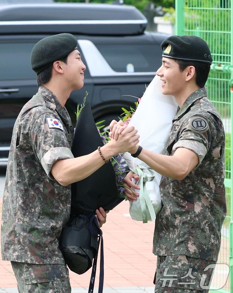 방탄소년단(BTS)의 RM(김남준, 30)과 뷔(김태형, 29)가 10일 오전 강원도 춘천시 신북읍 체육공원 축구장에서 군 복무를 마친 뒤 전역 인사를 하고 있다. 2025.6.10/뉴스1 ⓒ News1 권현진 기자
