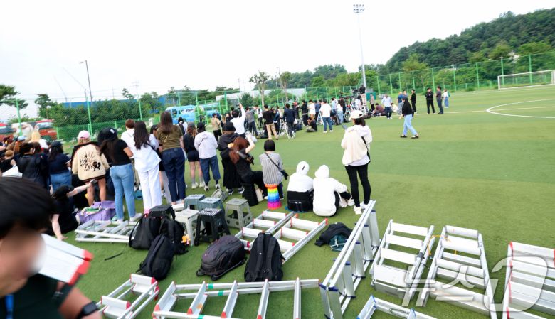 방탄소년단(BTS)의 RM(김남준, 30)과 뷔(김태형, 29)가 제대하는 10일 오전 강원도 춘천시 신북읍 체육공원 축구장에 취재진들과 팬들로 인산인해를 이루고 있다. ⓒ News1 권현진 기자