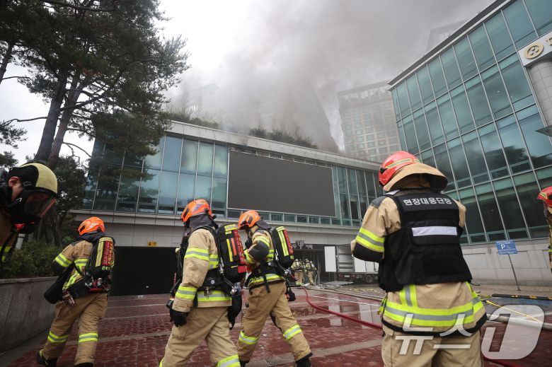10일 서울 종로구 조계사 불교중앙박물관에서 화재가 발생해 소방관들이 진화작업을 펼치고 있다. 2025.6.10/뉴스1 ⓒ News1 김진환 기자