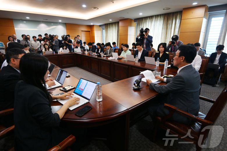 김민석 국무총리 후보자가 10일 오전 서울 종로구 통의동 금융감독연수원에 마련된 청문회 준비단 사무실에서 출입기자들과 간담회를 갖고 있다. (공동취재) 2025.6.10/뉴스1 ⓒ News1 임세영 기자