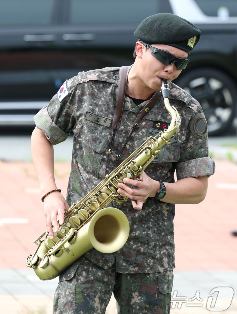 방탄소년단(BTS)의 RM(김남준, 30)이 10일 오전 강원도 춘천시 신북읍 체육공원 축구장에서 군 복무를 마친 뒤 섹소폰을 연주하며 전역 인사를 하고 있다. ⓒ News1 권현진 기자