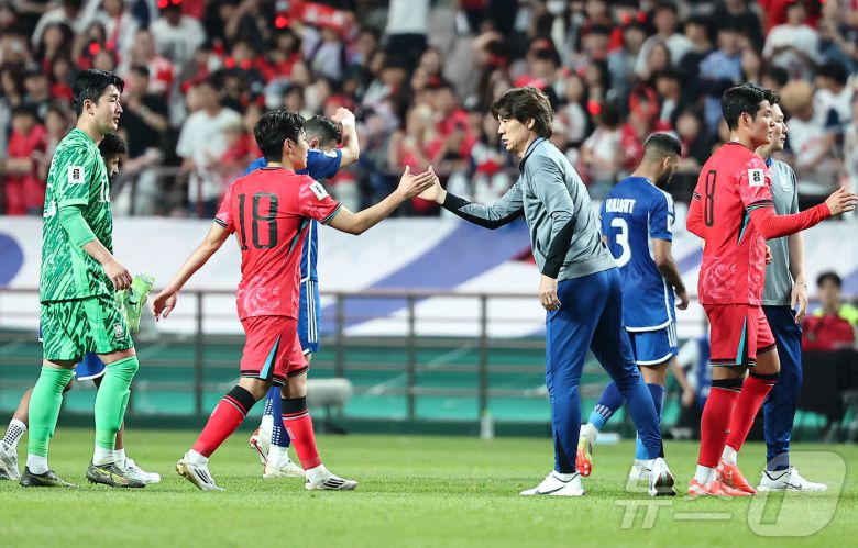 10일 오후 서울 마포구 상암동 서울월드컵경기장에서 열린 2026 국제축구연맹(FIFA) 북중미 월드컵 아시아 3차 예선 B조 10차전 대한민국과 쿠웨이트의 경기, 홍명보 감독이이 4대0 승리 후 선수들을 격려하고 있다. 2025.6.10/뉴스1 ⓒ News1 김도우 기자