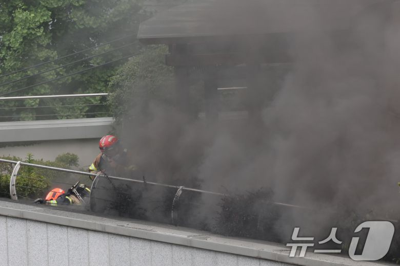 10일 서울 종로구 조계사 옆 불교중앙박물관에서 화재가 발생해 소방관들이 진화작업을 펼치고 있다. 2025.6.10/뉴스1 ⓒ News1 이동해 기자