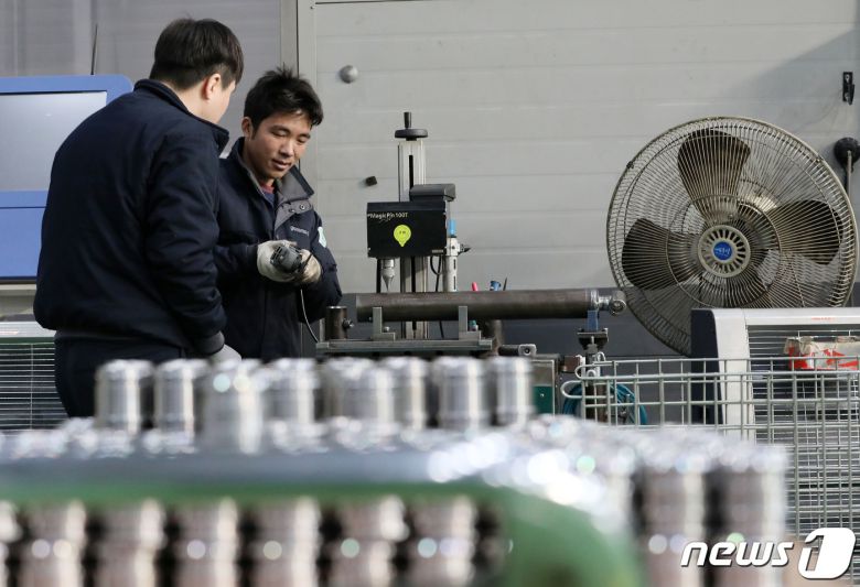 경기도의 한 공장에서 노동자가 업무를 보고 있다. ⓒ News1 박세연 기자