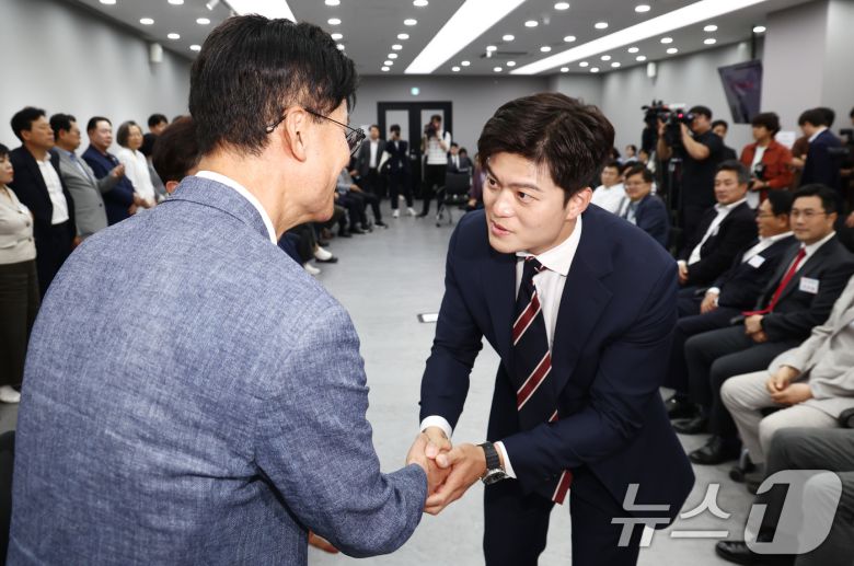 김용태 국민의힘 비상대책위원장이 10일 서울 여의도 중앙당사에서 열린 원외당협위원장 간담회에서 참석자들과 인사하고 있다. 2025.6.10/뉴스1 ⓒ News1 김민지 기자
