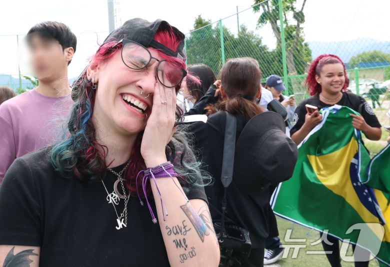 10일 오전 강원도 춘천시 신북읍 체육공원 축구장에서 전역을 마친 방탄소년단(BTS)의 RM(김남준·30)과 뷔(김태형·29)를 본 브라질 아미(방탄소년단 팬덤명)들이 감격에 겨워 눈물을 흘리며 기쁨을 표현하고 있다. ⓒ News1 권현진 기자