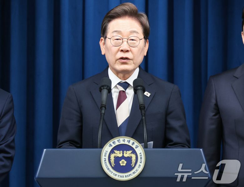 이재명 대통령이 4일 서울 용산구 대통령실 청사 브리핑룸에서 국무총리와 국정원장, 대통령 비서실장 등 인선발표를 하고 있다.  2025.6.4/뉴스1 ⓒ News1 허경 기자