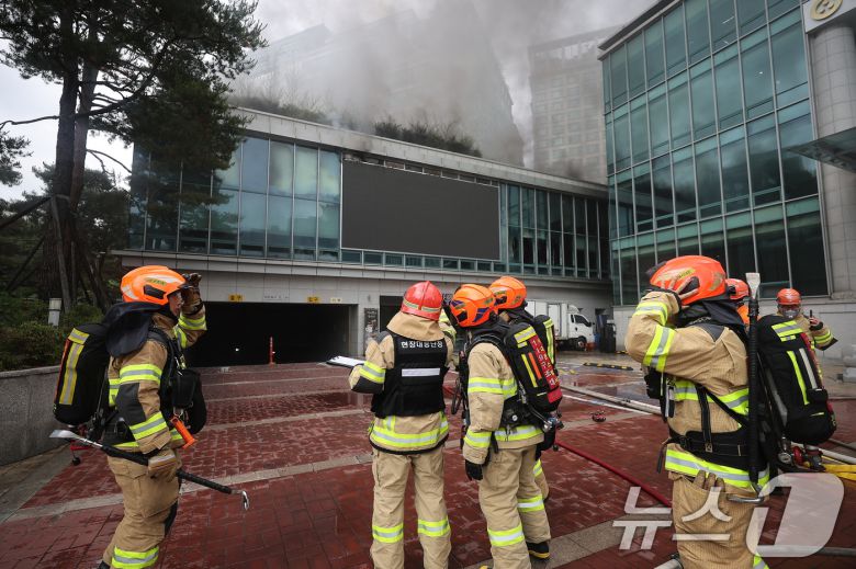 10일 서울 종로구 조계사 불교중앙박물관에서 화재가 발생해 소방관들이 진화작업을 펼치고 있다. 2025.6.10/뉴스1 ⓒ News1 김진환 기자