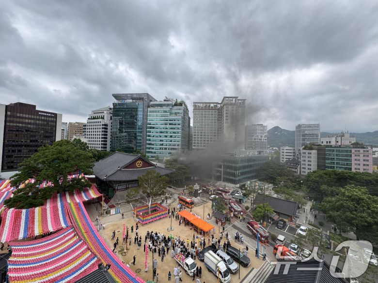 10일 오전 서울 종로구 조계사 옆 불교중앙박물관에서 화재가 발생해 소방관들이 진화작업을 펼치고 있다. 2025.6.10/뉴스1 ⓒ News1 김명섭 기자