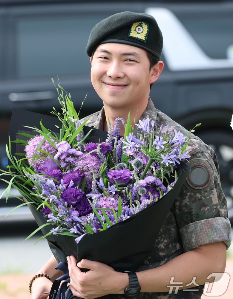 방탄소년단(BTS)의 RM(김남준, 30)이 10일 오전 강원도 춘천시 신북읍 체육공원 축구장에서 군 복무를 마친 뒤 미소를 짓고 있다. ⓒ News1 권현진 기자