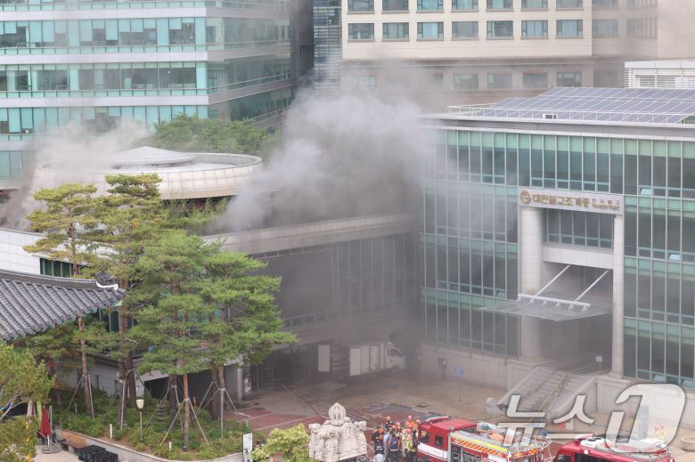 10일 서울 종로구 조계사 불교중앙박물관에서 화재가 발생해 검은 연기가 치솟고 있다. 2025.6.10/뉴스1 ⓒ News1 김명섭 기자