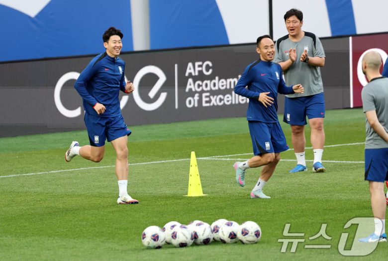 9일 서울 마포구 서울월드컵경기장에서 열린 대한민국 축구 국가대표팀 공개훈련에서 손흥민이 훈련하고 있다. 월드컵 본선행을 조기 확정한 홍명보호는 오는 10일 오후 서울월드컵경기장에서 쿠웨이트를 상대로 2026 국제축구연맹(FIFA) 북중미 월드컵 아시아 3차 예선 B조 조별리그 최종 10차전을 치른다. 2025.6.9/뉴스1 ⓒ News1 이승배 기자