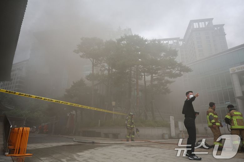 10일 서울 종로구 조계사 불교중앙박물관에서 화재가 발생해 소방관들이 진화작업을 펼치고 있다. 2025.6.10/뉴스1 ⓒ News1 김진환 기자