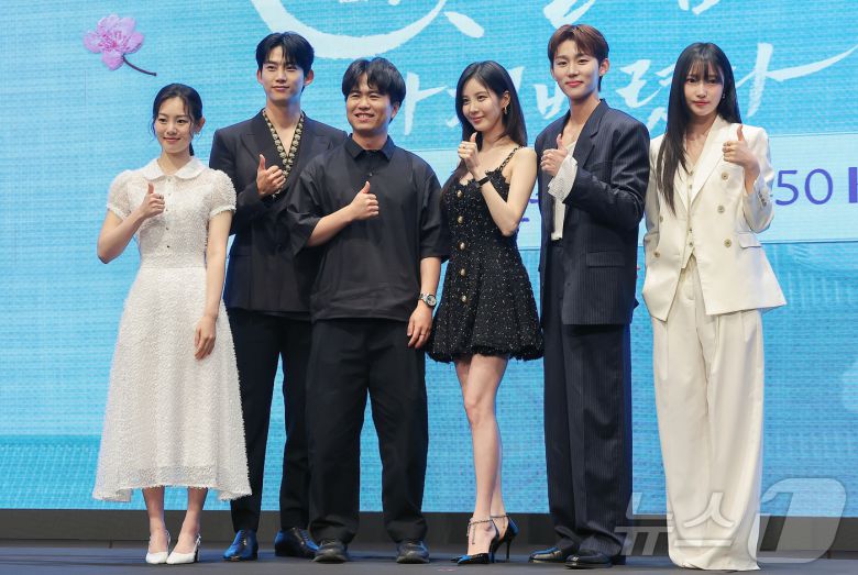 배우 권한솔(왼쪽부터), 옥택연, 이웅희 PD, 배우 서현, 서범준, 지혜원이 11일 오후 서울 구로구 신도림동 더 세인트 그랜드볼룸에서 열린 KBS 2TV 새 수목드라마 '남주의 첫날밤을 가져버렸다' 제작발표회에 참석해 포즈를 취하고 있다. ‘남주의 첫날밤을 가져가버렸다’는 평범한 여대생의 영혼이 깃든 로맨스 소설 속 병풍 단역이 소설 최강 집착남주와 하룻밤을 보내며 펼쳐지는 로맨스 판타지극이다. 2025.6.11/뉴스1 ⓒ News1 김진환 기자