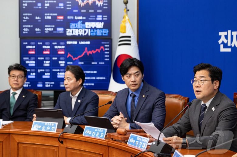 박찬대 더불어민주당 대표 직무대행 겸 원내대표가 11일 오전 서울 여의도 국회에서 열린 최고위원회의에서 발언을 하고 있다. 2025.6.11/뉴스1 ⓒ News1 이재명 기자