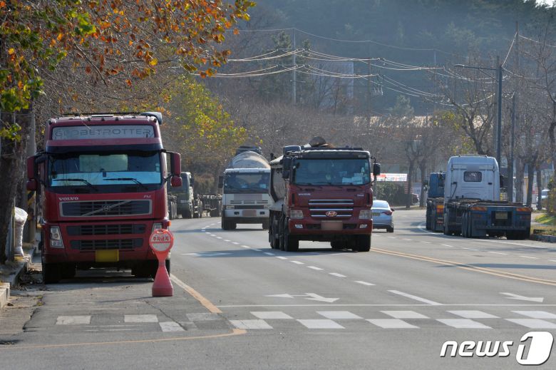 경북 포항시 남구 철강관리공단 인근 도로에 화물차가 지나가고 있다.뉴스1 ⓒ News1 최창호 기자