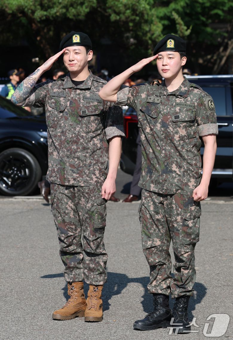 방탄소년단(BTS)의 정국과 지민(오른쪽)이 11일 오전 경기도 연천군 연천공설운동장에서 군 복무를 마친 뒤 군복무를 마친 뒤 전역 인사를 전하고 있다. 정국과 지민은 지난 2023년 12월 입대해 경기도 연천에 위치한 육군 제5보병사단에서 약 1년 7개월간 병역의 의무를 성실히 수행했다. 2025.6.11/뉴스1 ⓒ News1 권현진 기자