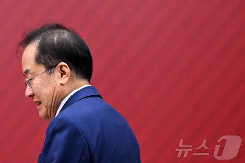 홍준표 후보가 29일 서울 여의도 국민의힘 당사에서 열린 제21대 대통령 후보자 국민의힘 3차 경선 진출자 발표 행사에서 이동하고 있다. 2025.4.29/뉴스1 ⓒ News1 국회사진취재단