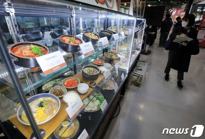 서울 강남구 코엑스에서 열린 창업박람회에서 참관객들이 외식업체 부스를 살펴보고 있다. 2023.1.5/뉴스1 ⓒ News1 구윤성 기자