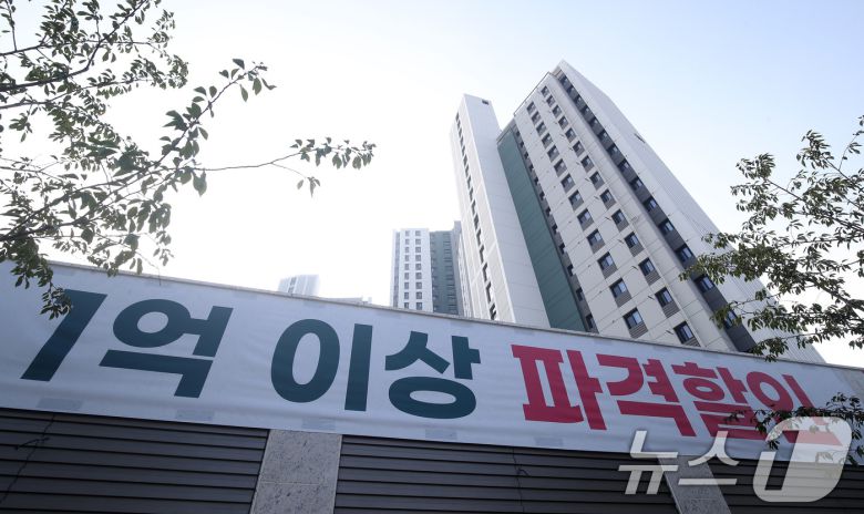 지방 한 아파트에  할인분양 현수막이 걸려 있다./뉴스1 ⓒ News1 공정식 기자