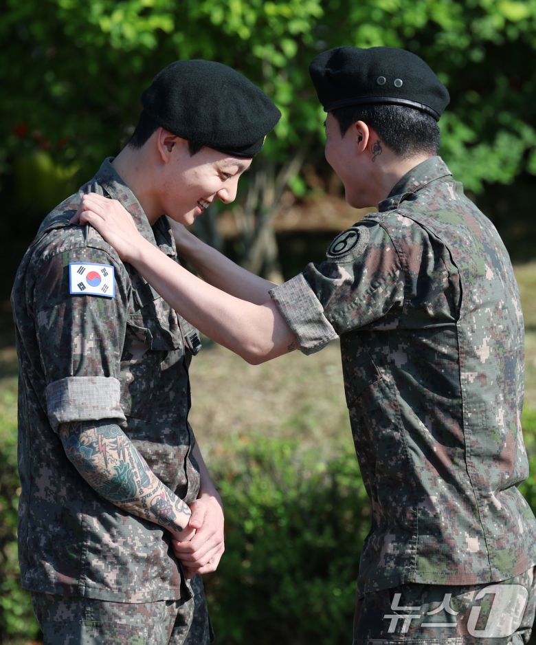 방탄소년단(BTS)의 정국과 지민(오른쪽)이 11일 오전 경기도 연천군 연천공설운동장에서 서로의 전역을 축하하고 있다. 정국과 지민은 지난 2023년 12월 입대해 경기도 연천에 위치한 육군 제5보병사단에서 약 1년 7개월간 병역의 의무를 성실히 수행했다. 2025.6.11/뉴스1 ⓒ News1 권현진 기자