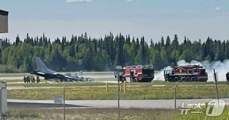 공군 KF-16 전투기가 11일 미국 알래스카 아일슨 미군 기지에서 훈련을 위해 이륙하는 과정에서 파손돼 화재가 발생한 모습.(페이스북 캡처)