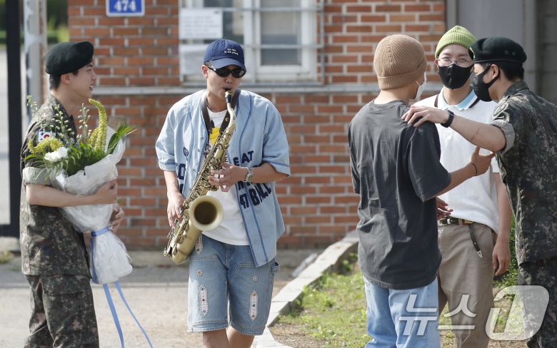 그룹 방탄소년단(BTS) RM(왼쪽 두번째)이 12일 오전 경기도 연천 소재 육군 제5보병사단 신병교육대대에서 육군 현역으로 군 복무를 마친 진을 색소폰 연주로 축하하고 있다. 2024.6.12/뉴스1 ⓒ News1 권현진 기자