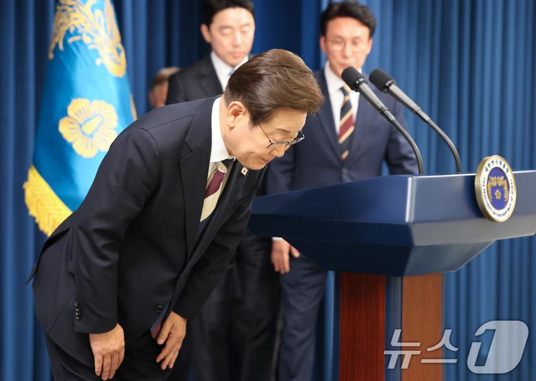 이재명 대통령이 4일 서울 용산구 대통령실 청사 브리핑룸에서  고개 숙여 인사하고 있다. 2025.6.4/뉴스1 ⓒ News1 허경 기자