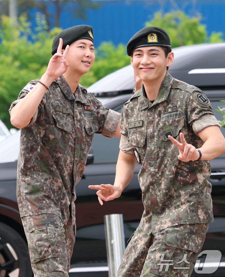 방탄소년단(BTS)의 RM(김남준, 30)과 뷔(김태형, 29)가 10일 오전 강원도 춘천시 신북읍 체육공원 축구장에서 군 복무를 마친 뒤 전역 인사를 하고 있다. 2025.6.10/뉴스1 ⓒ News1 권현진 기자