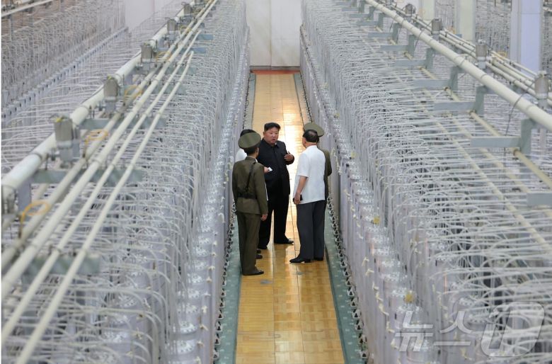 (평양 노동신문=뉴스1) =지난해 9월 핵무기연구소와 무기급 핵물질 생산기지를 현지 지도한 김정은 총비서. [국내에서만 사용가능. 재배포 금지. DB 금지. For Use Only in the Republic of Korea. Redistribution Prohibited] rodongphoto@news1.kr