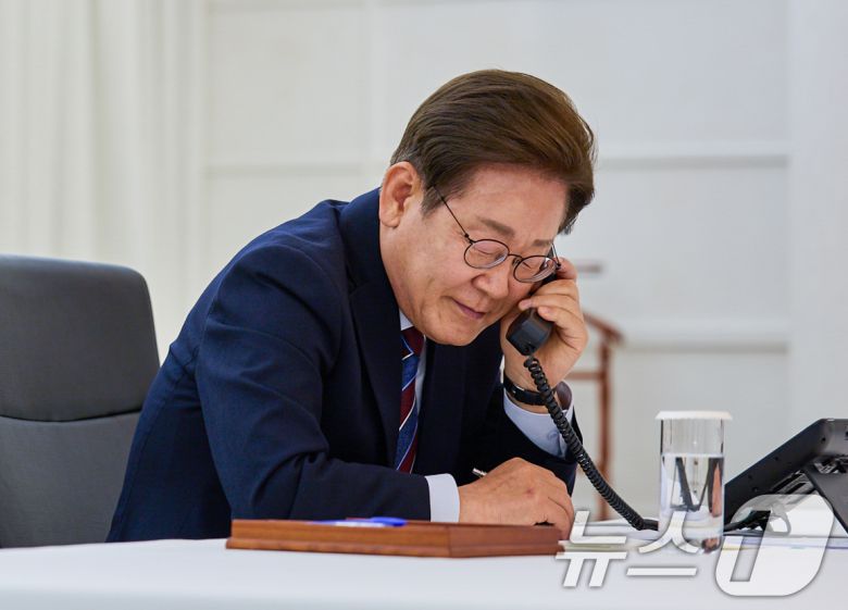 이재명 대통령이 6일 한남동 관저에서 도널드 트럼프 미국 대통령과 전화 통화를 하고 있다. (대통령실 제공. 재판매 및 DB 금지) 2025.6.6/뉴스1 ⓒ News1 허경 기자