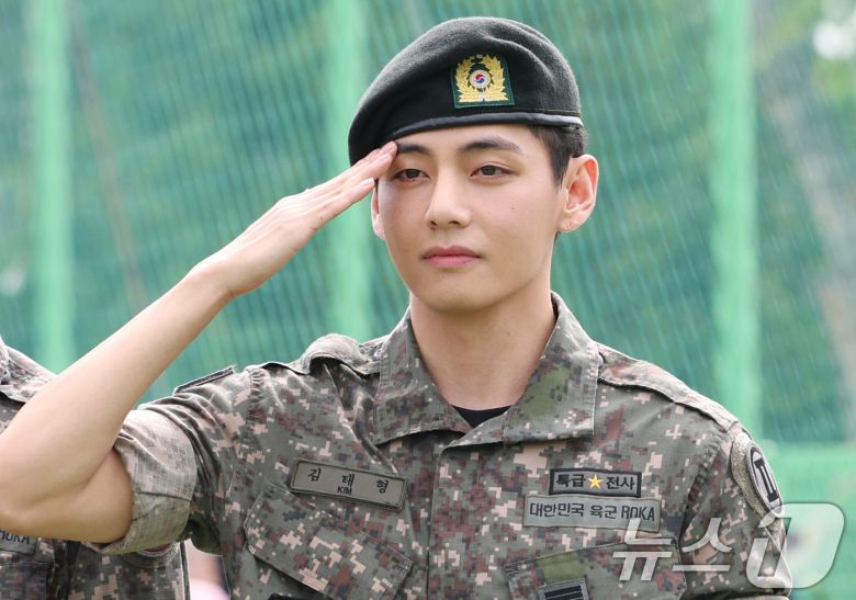 방탄소년단(BTS)의 뷔(김태형, 29)가 10일 오전 강원도 춘천시 신북읍 체육공원 축구장에서 군 복무를 마친 뒤 전역 인사를 하고 있다. 2025.6.10/뉴스1 ⓒ News1 권현진 기자