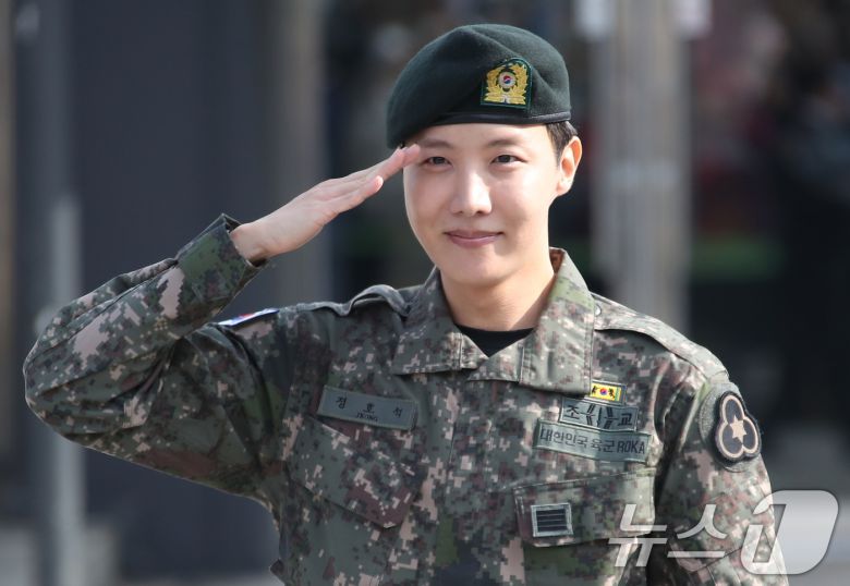 방탄소년단(BTS) 제이홉(30)이 17일 강원도 원주시에 위치한 육군 제36보병사단 백호 신병교육대에서 육군 현역으로 군 복무를 마친 뒤 인사를 하고 있다. 제이홉은 지난해 4월 입대해 육군 제36보병사단 백호 신병교육대에서 조교로 복무해왔다. 2024.10.17/뉴스1 ⓒ News1 권현진 기자