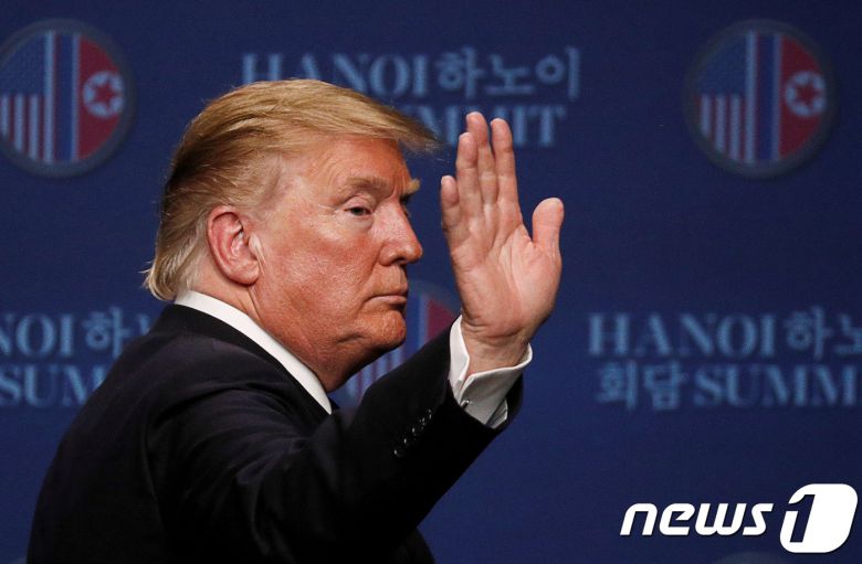 도널드 트럼프 미국 대통령이 2019년 2월 28일(현지시간) 하노이 메리어트 호텔에서2차 북미정상회담 결렬 관련 기자회견 후 회견장을 떠나고 있다. ⓒ 로이터=뉴스1 ⓒ News1 우동명 기자