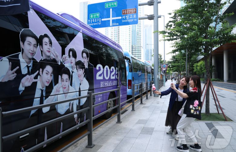 9일 오전 서울 용산구 하이브 사옥 앞에서 방탄소년단(BTS) 글로벌 팬들(아미)이 멤버들의 제대를 기대하며 기념 촬영을 하고 있다. 2023년 12월 입대한 그룹 방탄소년단(BTS)의 RM, 뷔, 지민, 정국이 이번 주 육군 현역 복무를 마치고 만기 전역한다. 2025.6.9/뉴스1 ⓒ News1 권현진 기자