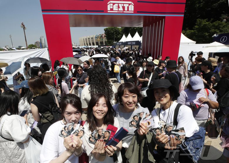 13일 서울 송파구 잠실종합운동장 일대에서 열린 방탄소년단(BTS) 11주년 기념 ‘2024 페스타(2024 FESTA)’를 찾은 아미(BTS 팬덤명)들이 포토 카드를 들어보이고 있다. 2024.6.13/뉴스1 ⓒ News1 권현진 기자