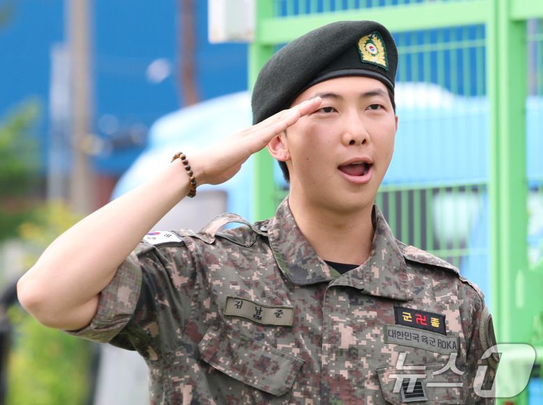 방탄소년단(BTS)의 RM(김남준, 30)이 10일 오전 강원도 춘천시 신북읍 체육공원 축구장에서 군 복무를 마친 뒤 전역 인사를 하고 있다. 2025.6.10/뉴스1 ⓒ News1 권현진 기자