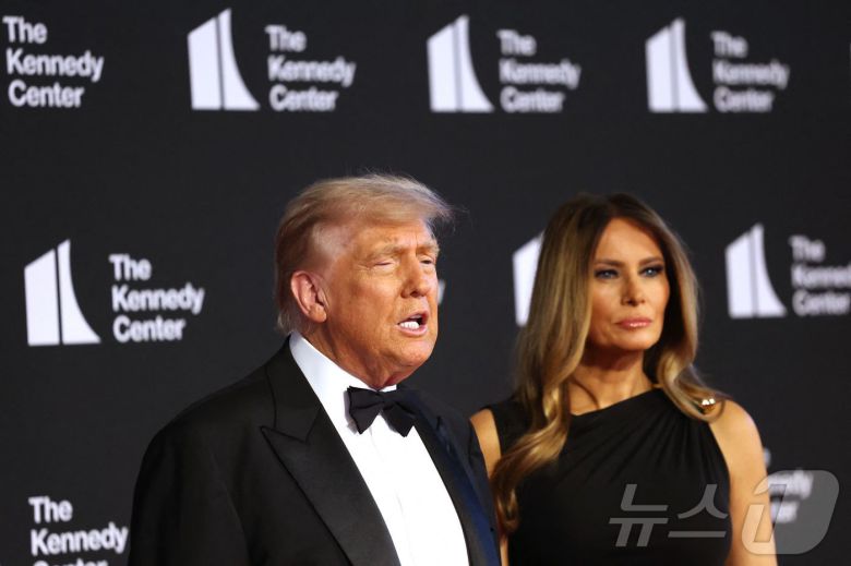 도널드 트럼프 미국 대통령과 퍼스트 레이디 멜라니아 트럼프가 11일(현지시간) 뮤지컬 '레미제라블' 개막 공연을 관람하기 위해 워싱턴 DC에 있는 케네디 센터에 도착했다. 2025.06.11 ⓒ AFP=뉴스1 ⓒ News1 최종일 선임기자